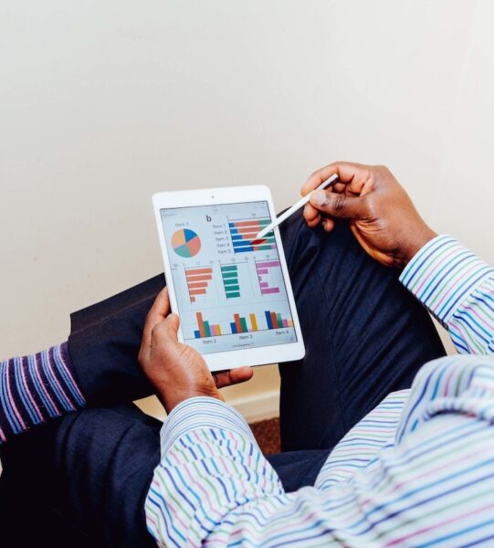 Man using iPad - 1280x848